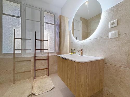 Large 2 bedroom apartment, Close to Promenade des Anglais