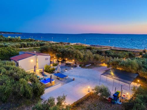 Villa Grioni, beach front villa with jacuzzi