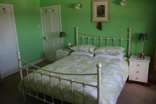 Un pat sau paturi într-o cameră la The Olde House