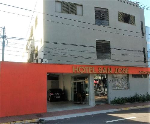 d'une façade rouge. dans l'établissement Hotel & Hostel San José, à Ribeirão Preto