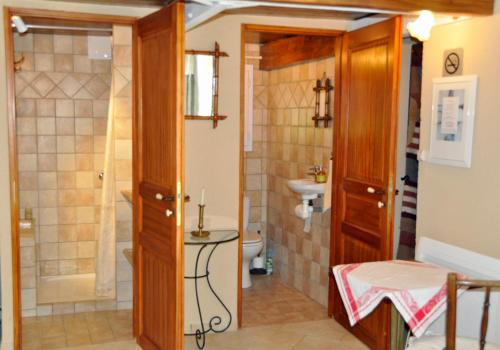 une salle de bain avec une douche, un lavabo et des toilettes dans l'établissement Chambre d'hôte Anais, à Eyguières