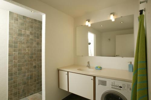 een badkamer met een wastafel en een wasmachine bij Enjoy Resorts Rømø in Rømø Kirkeby