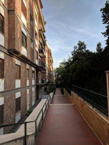 Aventino-Piramide Quiet Studio with Garden-View Terrace