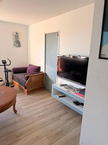 Chambre Privée Spacieuse dans un Appartement Partagé ,Parking Gratuit, Résidence Fermée