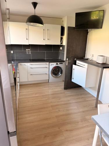 Chambre Privée Spacieuse dans un Appartement Partagé ,Parking Gratuit, Résidence Fermée