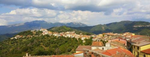 a town on a hill with mountains in the background at Appartamento Perito in Perito