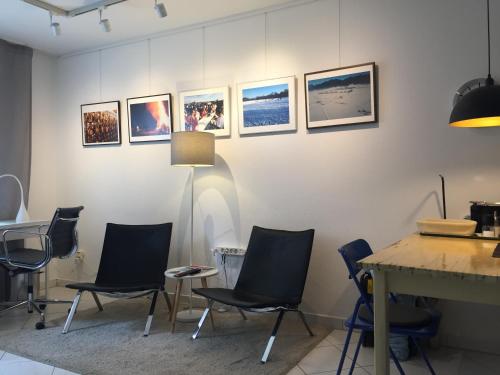 ミュンヘンにあるQuiet Oasis Universities/Arts Districtの椅子と壁画のある部屋
