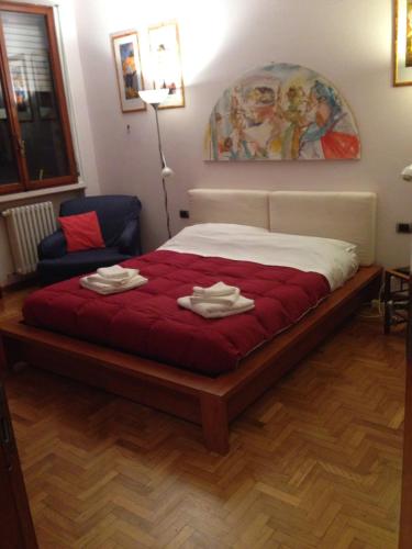 Een bed of bedden in een kamer bij La tua Casa a Firenze con parcheggio privato per 2 auto