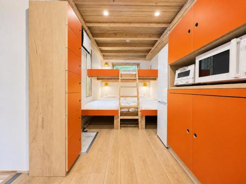 FLAT 04 Amber