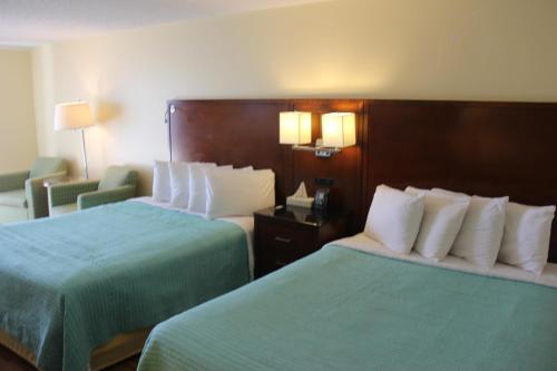 A bed or beds in a room at Seaside Inn & Suites