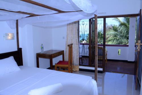 Ліжко або ліжка в номері East Beach Surf Resort