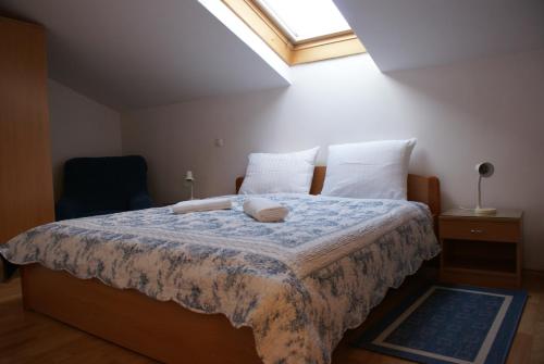 sypialnia z łóżkiem z dwoma ręcznikami w obiekcie Apartments Robert w mieście Porat