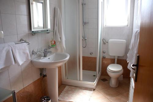 Ένα μπάνιο στο Apartments Robert