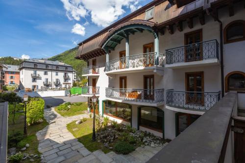 Le Cristal MB1 Mont-Blanc View, Pool, Private Sauna & Parking - Happy Rentals