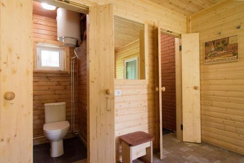 ein Badezimmer mit WC in einer Holzhütte in der Unterkunft Guest House Lilaste Beach in Lilaste
