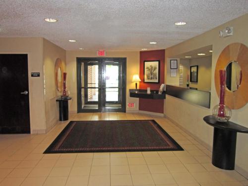 a lobby of a hospital with a waiting room at Extended Stay America Suites - Houston - NASA - Johnson Space Center in Nassau Bay