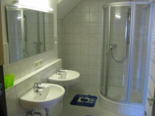 ein Bad mit 2 Waschbecken und einer Dusche in der Unterkunft Ferien auf dem Steingrubenhof in Sankt Peter