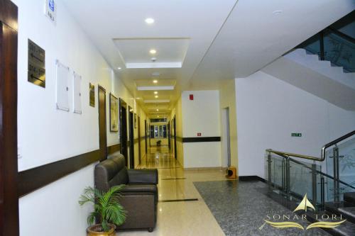 um corredor com um sofá num edifício em Hotel Sonar Tori em Agartala
