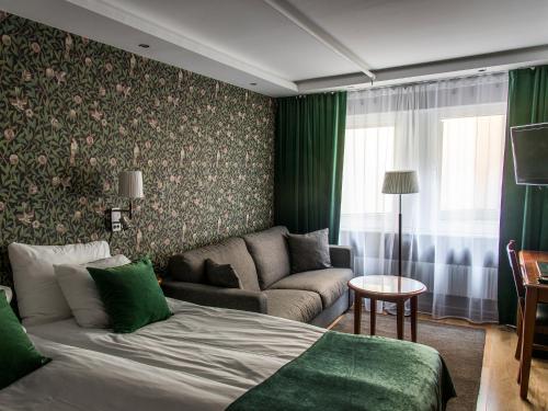 Кровать или кровати в номере Varbergs Stadshotell & Asia Spa
