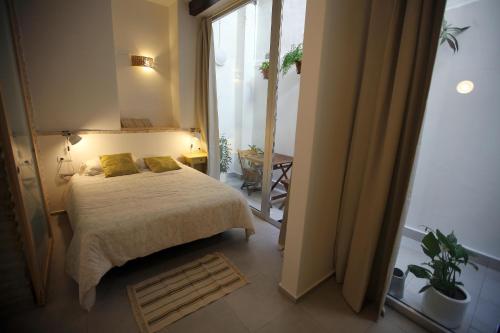 バレンシアにあるSo de Marのベッドルーム1室(ベッド1台、大きな窓付)