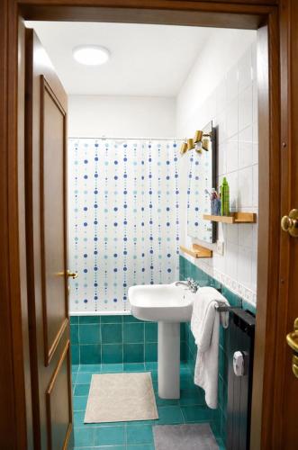 Bright Flat near Termini & Colosseum - Parking included