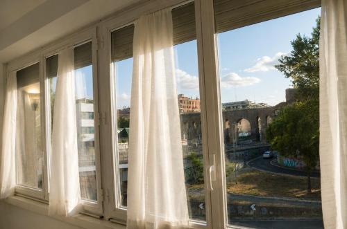 Bright Flat near Termini & Colosseum - Parking included