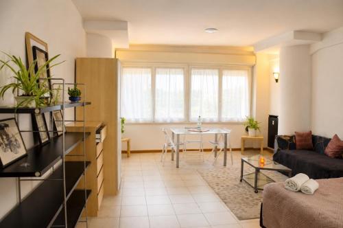 Bright Flat near Termini & Colosseum - Parking included