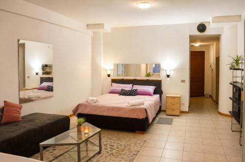 Bright Flat near Termini & Colosseum - Parking included