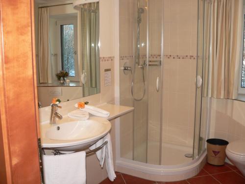 a bathroom with a sink and a shower at Die Lilie / Hotel Garni in Reutte