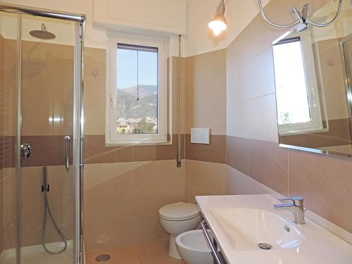 ソレントにあるSoggiornisorrentoのバスルーム(洗面台、トイレ、シャワー付)
