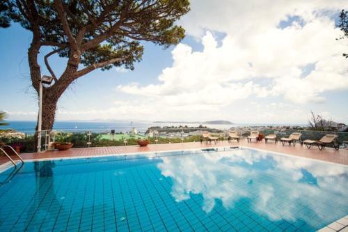 una piscina con vista sull'oceano di "Mbriacate' e Sole" at 5 minutes from the beach! a Ischia