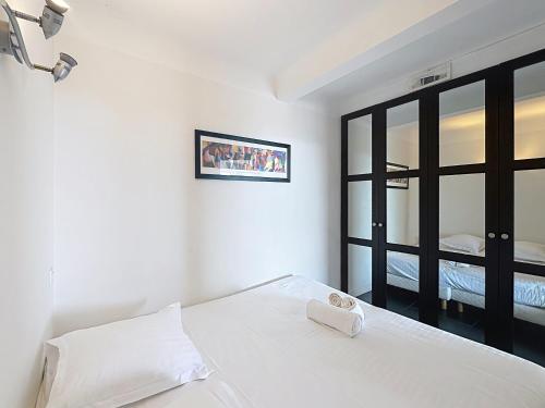 1-bedroom beachfront apartment with sea view