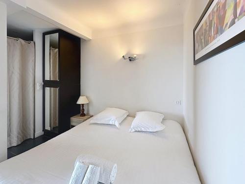 1-bedroom beachfront apartment with sea view