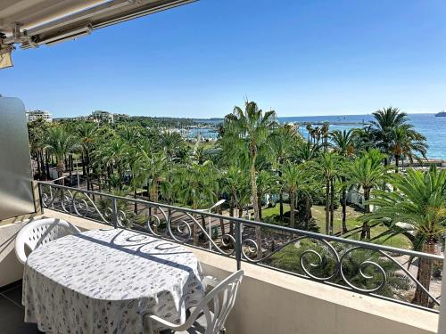 1-bedroom beachfront apartment with sea view