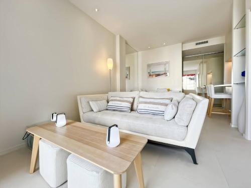 BEL APPARTEMENT 2 COUCHAGES AVEC TERRASSE CENTRE VILLE CANNES