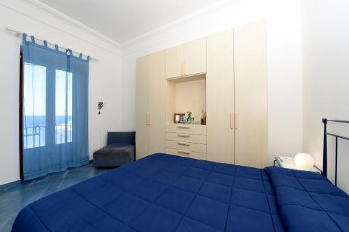 ソレントにあるCasa Giovannaのベッドルーム(青いベッド1台、椅子付)