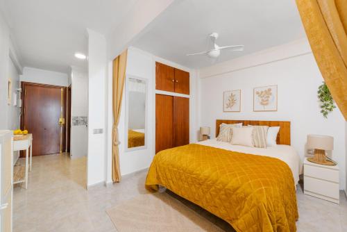 Al Andalus Torremolinos - Bright Coastal Apartment near La Carihuela, Restaurants & Centre