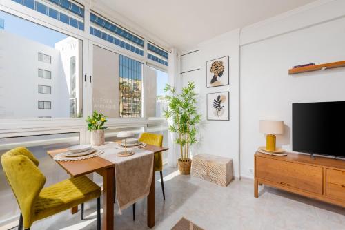 Al Andalus Torremolinos - Bright Coastal Apartment near La Carihuela, Restaurants & Centre