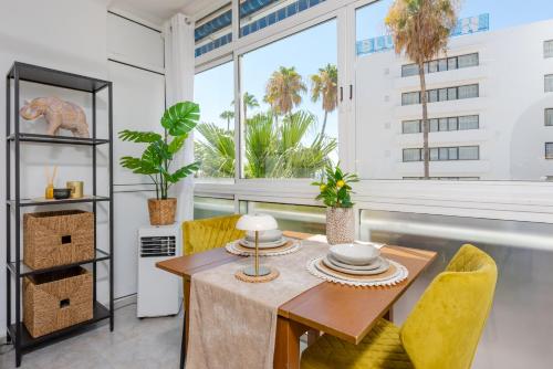 Al Andalus Torremolinos - Bright Coastal Apartment near La Carihuela, Restaurants & Centre