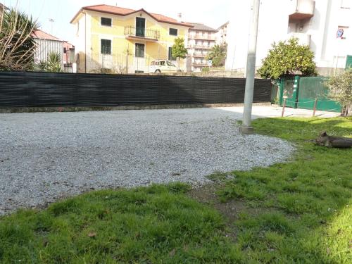 a gravel road with a fence and a house at Ca' da Valeria in Chiavari