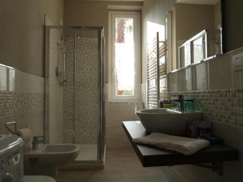 La salle de bains est pourvue d'une douche, d'un lavabo et d'une baignoire. dans l'établissement Ca' da Valeria, à Chiavari
