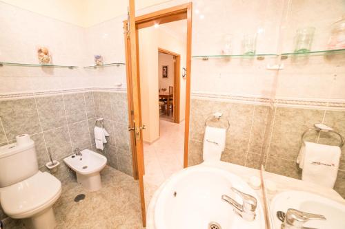 FLH Armação de Pêra Flat with Pool tesisinde bir banyo