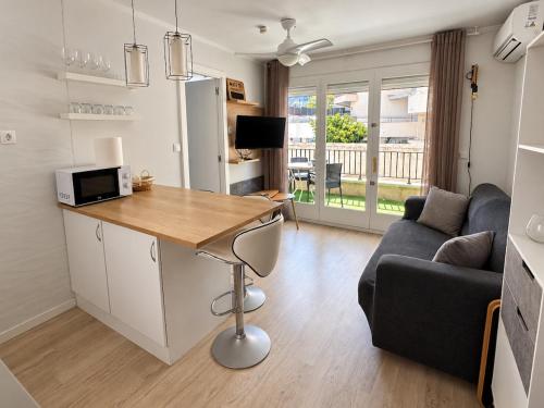 Cozy renovated apartment just two minutes from the sea