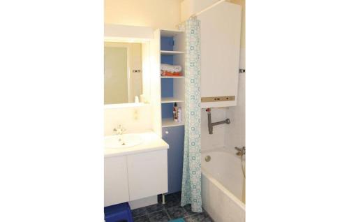 een badkamer met een wastafel en een bad bij Apartment "Zeezicht" in Oostende