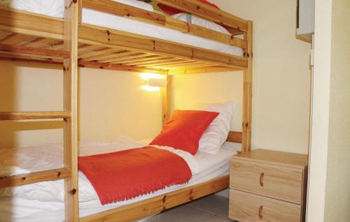 1 Schlafzimmer mit 2 Etagenbetten mit einer orangefarbenen Decke in der Unterkunft Apartment "Zeezicht" in Ostende
