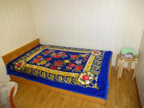 SalavatにあるМини Отель Советскийの青い毛布が付いた部屋のベッド1台分です。