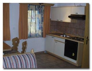een kleine keuken met een wastafel en een fornuis bij Dreikoenig in Crailsheim