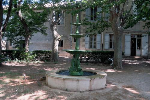 Taman di luar Le Domaine de Fraissinet