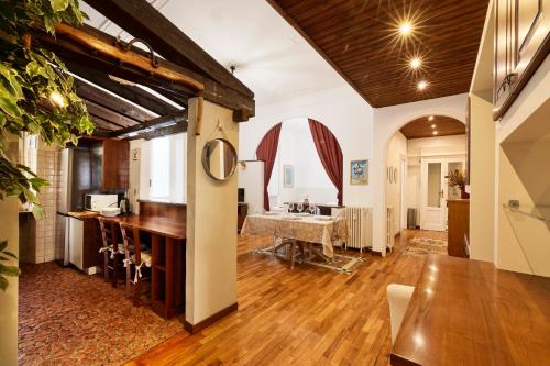 Elegant historic apartment in Città Studi