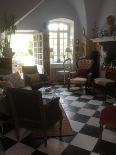 - un salon avec un sol en damier dans l'établissement Le petit Figuier, à La Roque-dʼAnthéron
